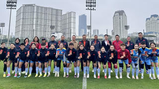 Đội tuyển nữ Việt Nam tập luyện giữa Tết