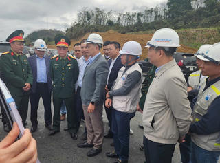 Lãnh đạo VEC kiểm tra hiện trường, động viên lực lượng thi công "xuyên tết" tuyến cao tốc Nội Bài - Lào Cai