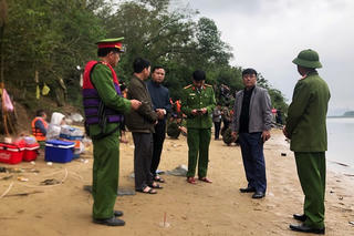 Giám đốc Công an tỉnh Quảng Trị trực tiếp chỉ đạo tìm kiếm nạn nhân lật thuyền trên sông Gianh