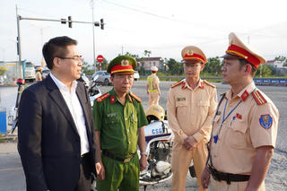 Chủ tịch UBND tỉnh Quảng Ngãi kiểm tra giao thông sau Tết, yêu cầu xử lý nghiêm vi phạm