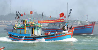 Ngư dân Quảng Ngãi tưng bừng ra quân vươn khơi đầu Xuân
