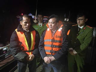 Xuyên đêm tìm kiếm nạn nhân mất tích vụ lật tàu chở khách trên hồ Thác Bà