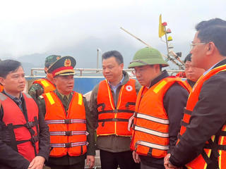 Chủ tịch UBND tỉnh Lào Cai trực tiếp chỉ đạo tìm kiếm, cứu nạn vụ lật tàu chở khách trên hồ Thác Bà