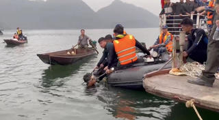 Điểm tin Pháp Luật ngày 23/02: Tìm thấy 6 nạn nhân vụ chìm tàu trên hồ Thác Bà