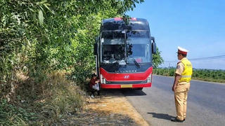 Phát hiện xe khách nhồi nhét 61 người, phạt 120 triệu đồng