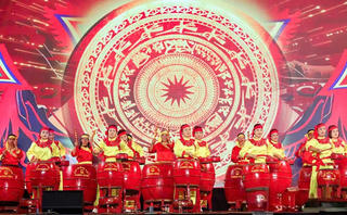 Pháo hoa rực rỡ mở đầu Lễ hội Chợ Viềng xuân - Phủ Dầy 2026