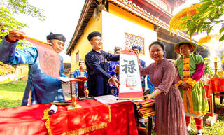 Hạ nêu, khai ấn đầu xuân tại Đại Nội Huế