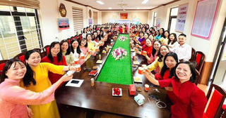 Ngày đầu đi làm sau Tết: Dân văn phòng đua nhau 'khoe lộc' đầu năm