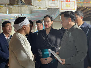 Phó Thủ tướng Trần Hồng Hà thăm hỏi, động viên gia đình nạn nhân vụ lật tàu trên hồ Thác Bà