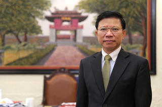 Hiệu trưởng Trường Đại học KHXH&NV được trao Huân chương Cành cọ Hàn lâm của Pháp