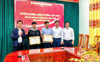 Khen thưởng hai cha con dũng cảm cứu người trong vụ lật thuyền trên sông Gianh