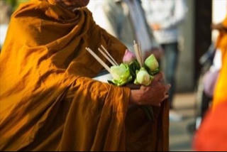 Tại sao nên cúng dường, làm từ thiện đầu năm mới?