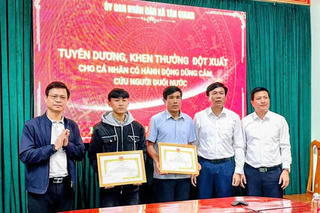 Khen thưởng hai cha con dũng cảm cứu người trong vụ lật thuyền trên sông Gianh