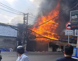  Điểm tin Pháp Luật ngày 25/02: 'Biển lửa' thiêu rụi cửa hàng nội thất ở TP HCM 