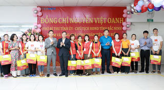 Chủ tịch HĐND tỉnh Bắc Ninh tặng quà, động viên công nhân sau Tết