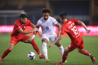 Lo lắng cho nhà đương kim vô địch