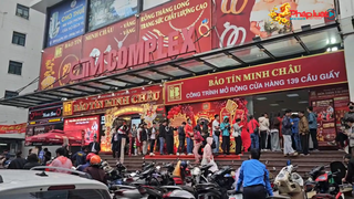 Người dân đội mưa mua vàng Thần Tài, “vàng mini” lên ngôi 