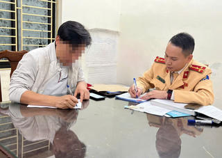 Phạt tài xế cho trẻ ngồi trước vô lăng khi lái xe ở Hà Nội