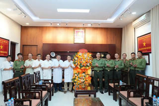 Công an TP Huế thăm, chúc mừng các cơ sở y tế nhân Ngày Thầy thuốc Việt Nam 27/2