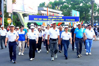Ngành Y tế Cần Thơ tổ chức chương trình đi bộ “Hướng về y tế cơ sở”