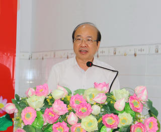 Thứ trưởng Bộ Tư pháp Phan Chí Hiếu tiếp xúc cử tri tại xã Cái Nước