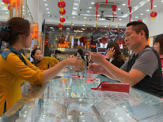 Giá vàng trong nước tăng 'nóng' theo giá thế giới, chuyên gia khuyến cáo người dân cân nhắc khi đầu tư Giá vàng trong nước tăng 'nóng' theo giá thế giới, chuyên gia khuyến cáo người dân cân nhắc khi đầu tư