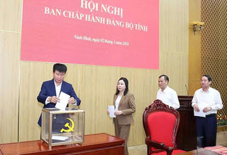 Ông Trần Huy Tuấn được tín nhiệm bầu giữ chức Bí thư Tỉnh ủy Ninh Bình