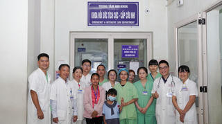 Bệnh viện TW Huế cứu sống kịp thời bé gái bị rắn cạp nia cắn khi ngủ dưới nền nhà 