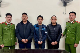 Bắt giữ 3 đối tượng dừng ô tô, hành hung người giữa phố Hải Phòng Bắt giữ 3 đối tượng dừng ô tô, hành hung người giữa phố Hải Phòng