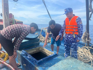 Hải đoàn 42 phát hiện tàu cá vận chuyển trái phép khoảng 40 nghìn lít dầu D.O Hải đoàn 42 phát hiện tàu cá vận chuyển trái phép khoảng 40 nghìn lít dầu D.O