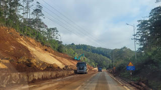 Khẩn trương khắc phục các điểm sạt lở trên QL24 qua Quảng Ngãi