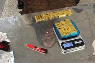 Hải quan Cửa khẩu Nội Bài phát hiện 4 hành khách nước ngoài cất giấu 12,3kg kim loại màu vàng Hải quan Cửa khẩu Nội Bài phát hiện 4 hành khách nước ngoài cất giấu 12,3kg kim loại màu vàng