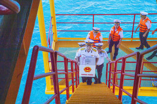 Hoàn thành bầu cử sớm giữa trùng khơi Ba Kè Hoàn thành bầu cử sớm giữa trùng khơi Ba Kè