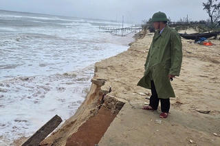 Triều cường kết hợp không khí lạnh gây sạt lở hơn 250m bờ biển tại Quảng Trị