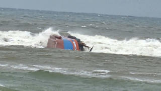 Chìm tàu cá tại cửa biển Nhật Lệ, 2 thuyền viên kiệt sức phải nhập viện