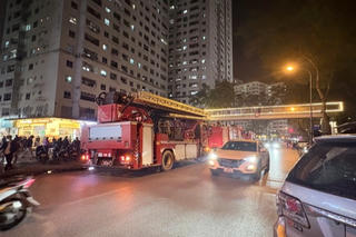 Điều động 2 xe chữa cháy và 15 chiến sĩ dập hỏa hoạn ở chung cư Linh Đàm