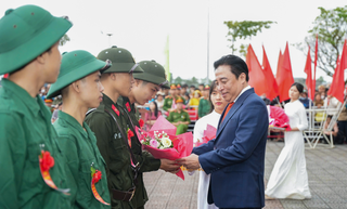 Thanh niên Cố đô Huế hăng hái lên đường nhập ngũ