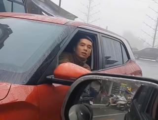 Đi ngược chiều, tài xế ô tô khóa xe thách thức giữa đường