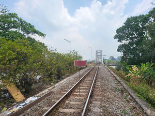 Dừng chạy tàu đoạn Biên Hòa – Dĩ An sau vụ tàu chở hàng tông vào nhịp cầu Ghềnh