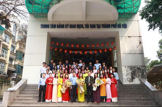 Duyên dáng tà áo dài phụ nữ  Bộ Tư pháp 