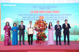 Gắn biển công trình cải tạo cảnh quan hồ Đống Đa (Hà Nội)