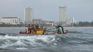 Video: Tàu cá bị sóng đánh lật tại cửa biển Nhật Lệ, 5 ngư dân được cứu an toàn