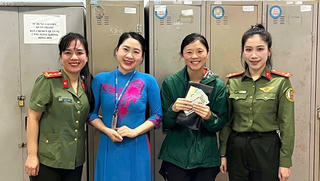 Du khách Mỹ cảm ơn An ninh hàng không Quảng Trị hỗ trợ tìm lại ví tiền thất lạc