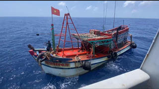 BTL Vùng Cảnh Sát biển 4 hỗ trợ y tế cho ngư dân bị tai nạn lao động trên biển BTL Vùng Cảnh Sát biển 4 hỗ trợ y tế cho ngư dân bị tai nạn lao động trên biển