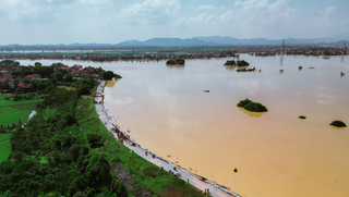 Hạn chế giao thông đường thủy trên sông Cầu để xử lý sạt lở khẩn cấp