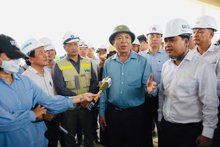 Bộ trưởng Bộ Xây dựng kiểm tra các dự án giao thông trọng điểm phía Nam