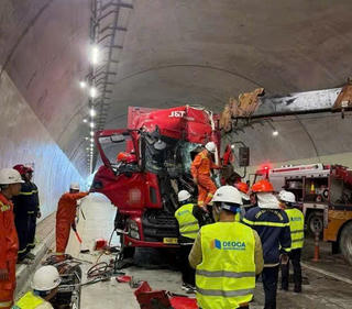 Tai nạn giao thông trong hầm Đèo Bụt,  cao tốc Bắc - Nam ách tắc