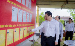 Chủ tịch UBND TP Huế Nguyễn Khắc Toàn kiểm tra công tác chuẩn bị bầu cử tại xã Chân Mây - Lăng Cô