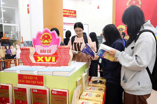 TP Huế: Trưng bày tư liệu sách, ảnh chào mừng ngày bầu cử