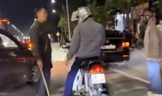 Công an Hà Tĩnh đang xác minh làm rõ vụ tài xế ô tô cầm gậy “tác động” vào người đi xe máy.